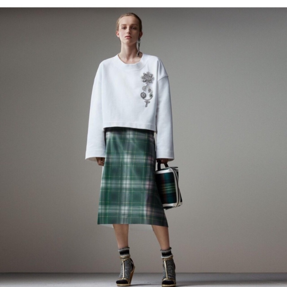 Burberry NWT white sweatshirt with brooch